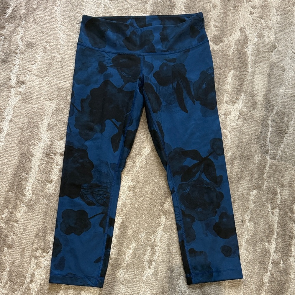 Lululemon Athletica Navy Floral crop Leggings size 4/6